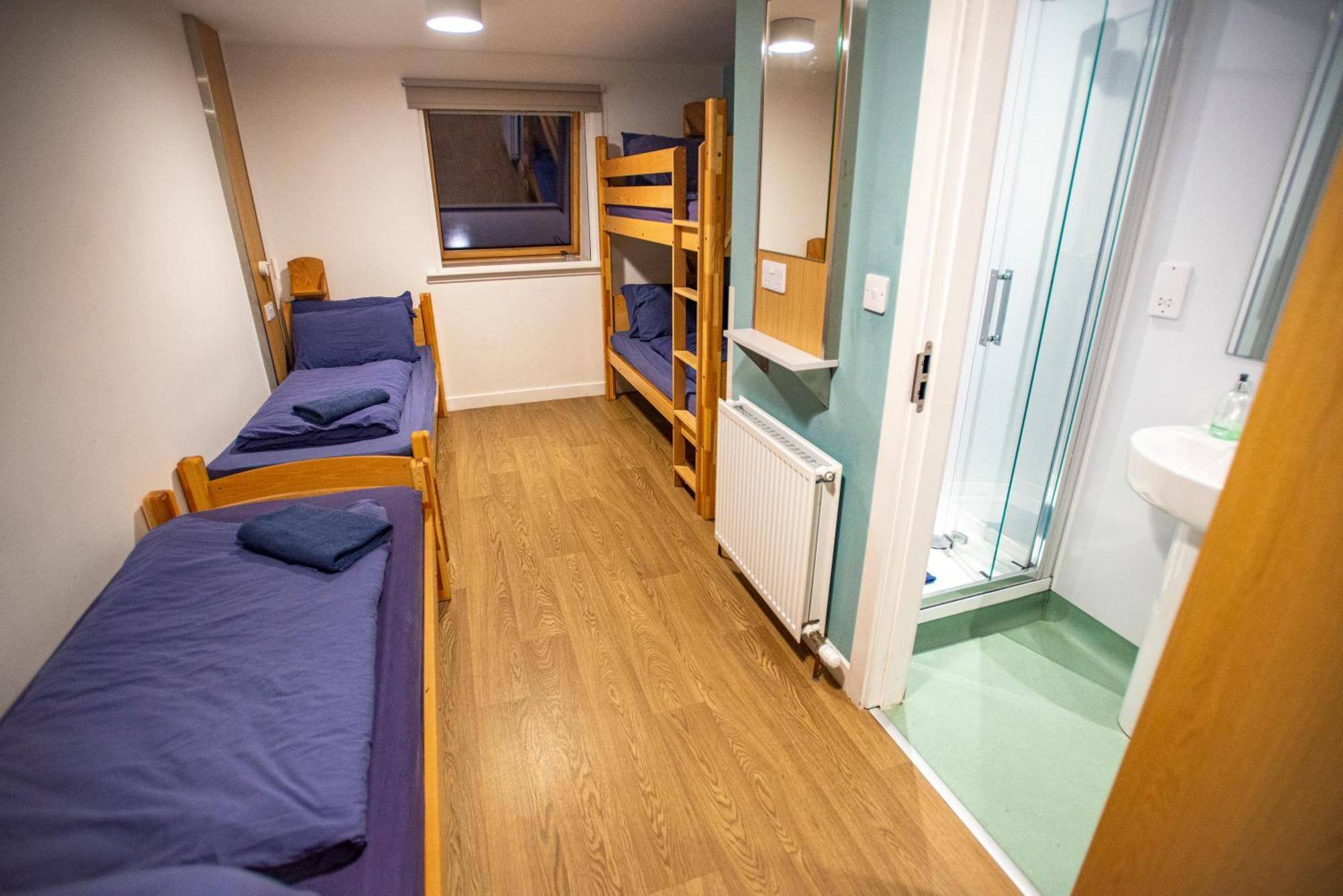 Glen Nevis Youth Hostel 포트 윌리엄 외부 사진 A typical room at the hostel