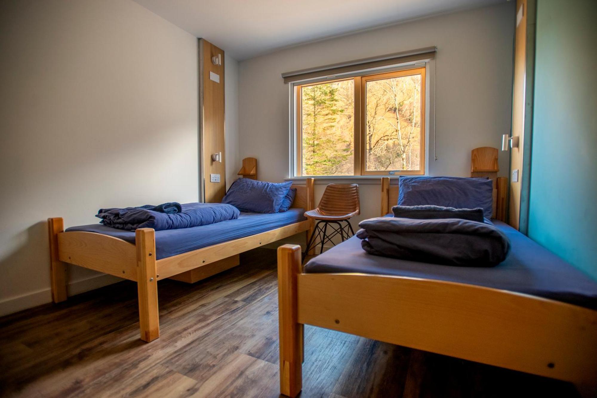 Glen Nevis Youth Hostel 포트 윌리엄 외부 사진 A typical bedroom at the hostel