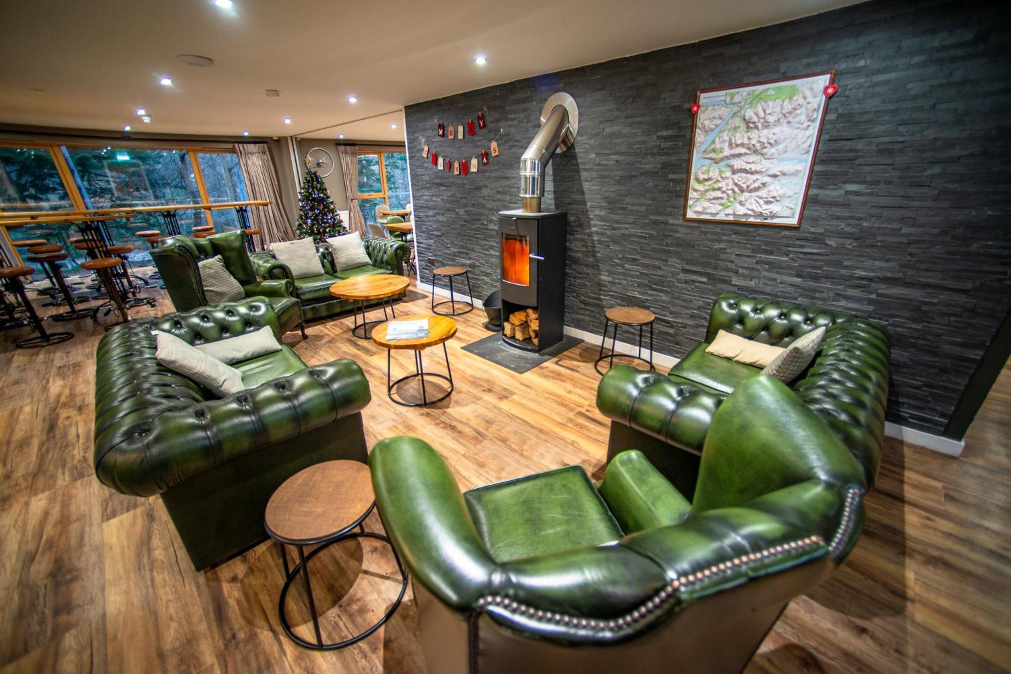 Glen Nevis Youth Hostel 포트 윌리엄 외부 사진 The lounge at the station