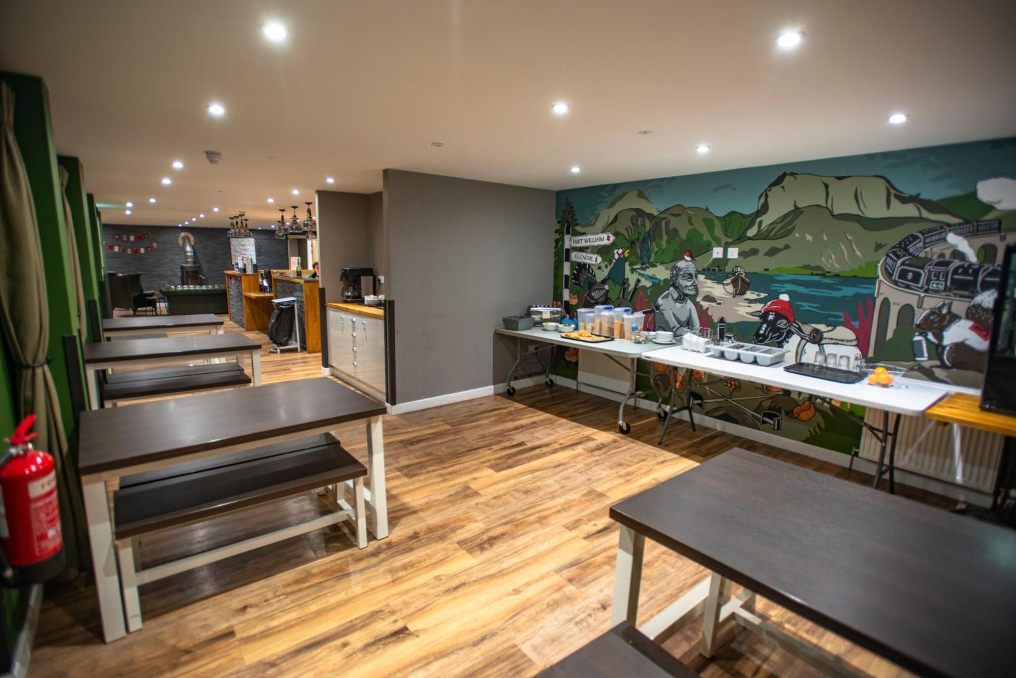 Glen Nevis Youth Hostel 포트 윌리엄 외부 사진 The interior of a Costa Coffee shop
