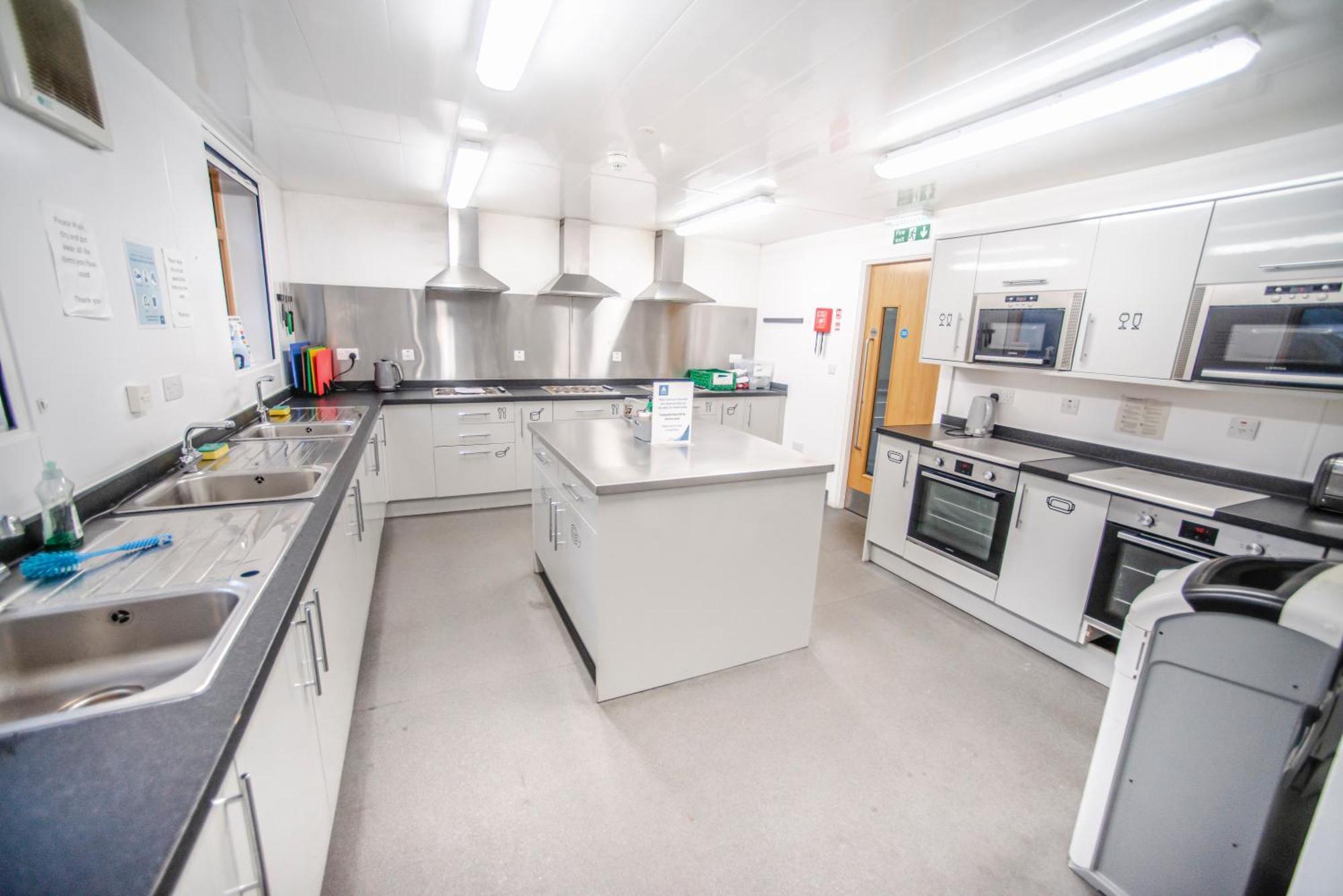 Glen Nevis Youth Hostel 포트 윌리엄 외부 사진 The kitchen at the new school